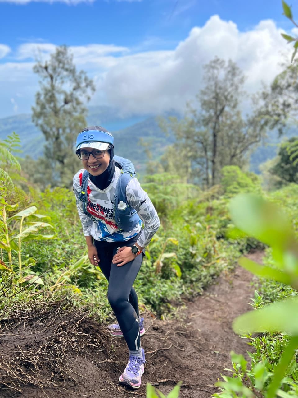 dr. Putri Rizkiya, Sp.An-TI., Subsp.TI(K) saat mengikuti trail run.