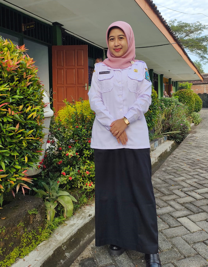 Intan Ayu Rupawanti, S.Pd., guru di SMA Negeri Ploso, Jombang.