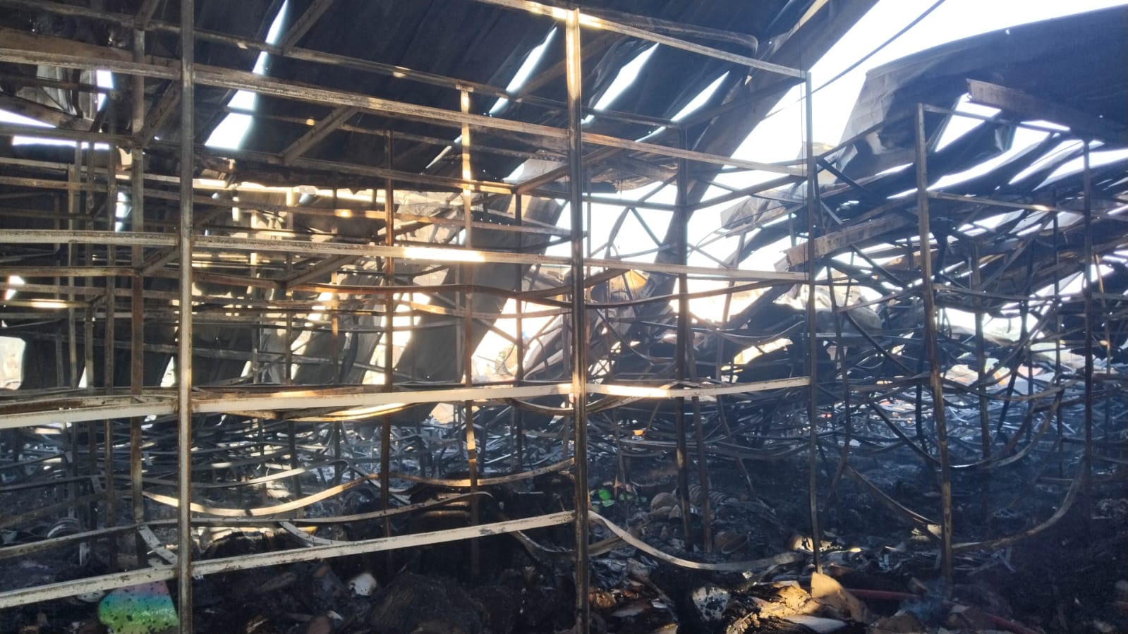 Kondisi bagian dalam Gudang plastik di Jl Gatot Subroto Jombang yang ludes terbakar usai api berhasil dipadamkan Selasa (25/11) pagi.