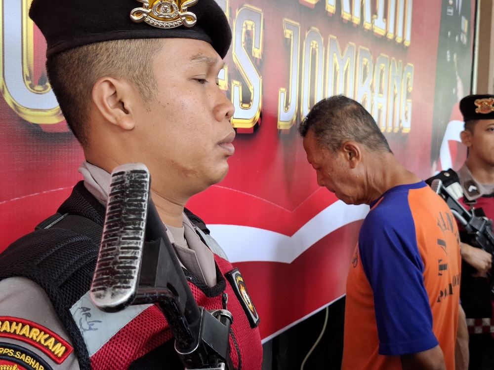Purnomo saat digelandang ke Mapolres Jombang