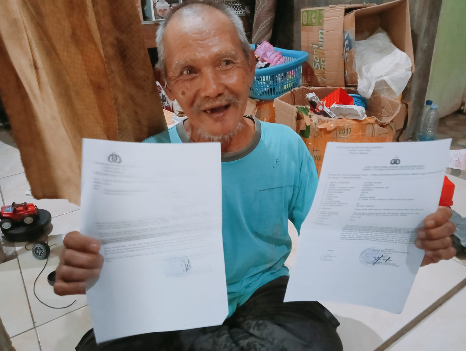 Kuswono menunjukkan bukti laporannya ke polisi