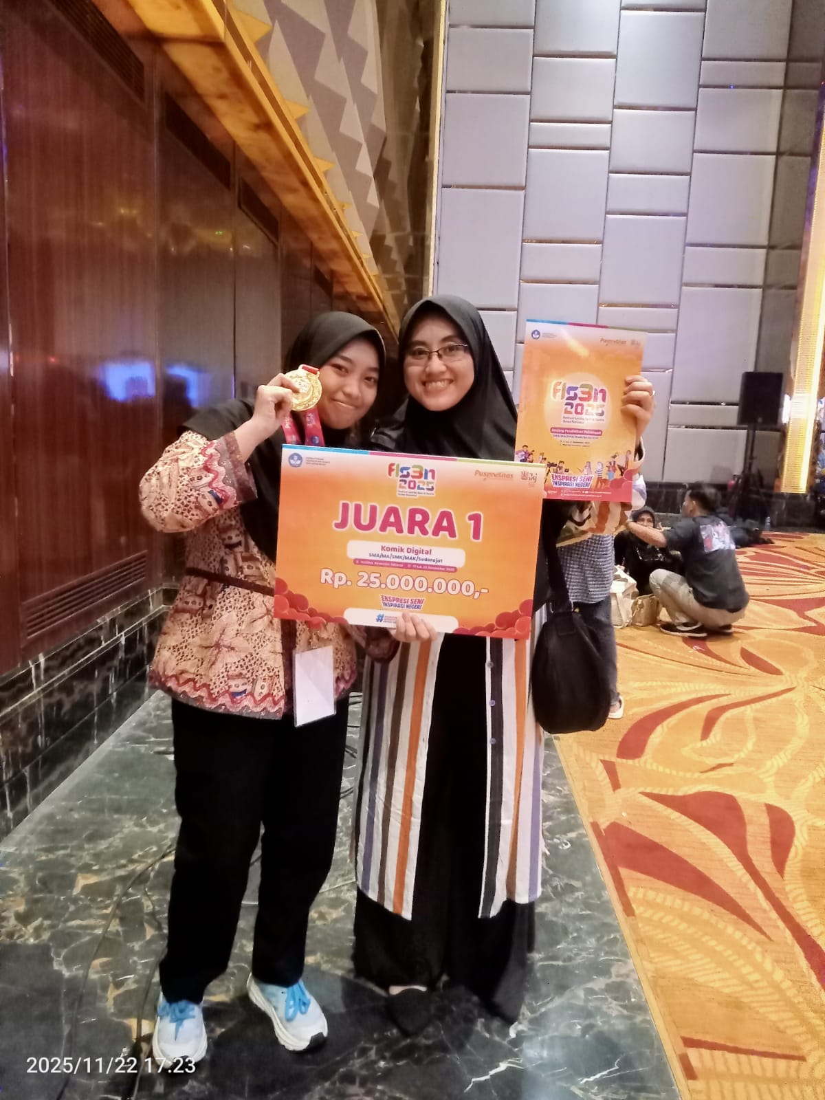 2.	MEMBANGGAKAN: Siswi SMKN 1 Jombang, Queen Bilqis Aura Yahya, bersama pembinanya, Maria Sukma Lidyana SPd pada penganugerahan juara FLS3N tingkat nasional.