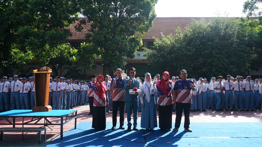 Kepala SMKN Mojoagung, Panca Sutrisno, bersama siswa usai upacara
