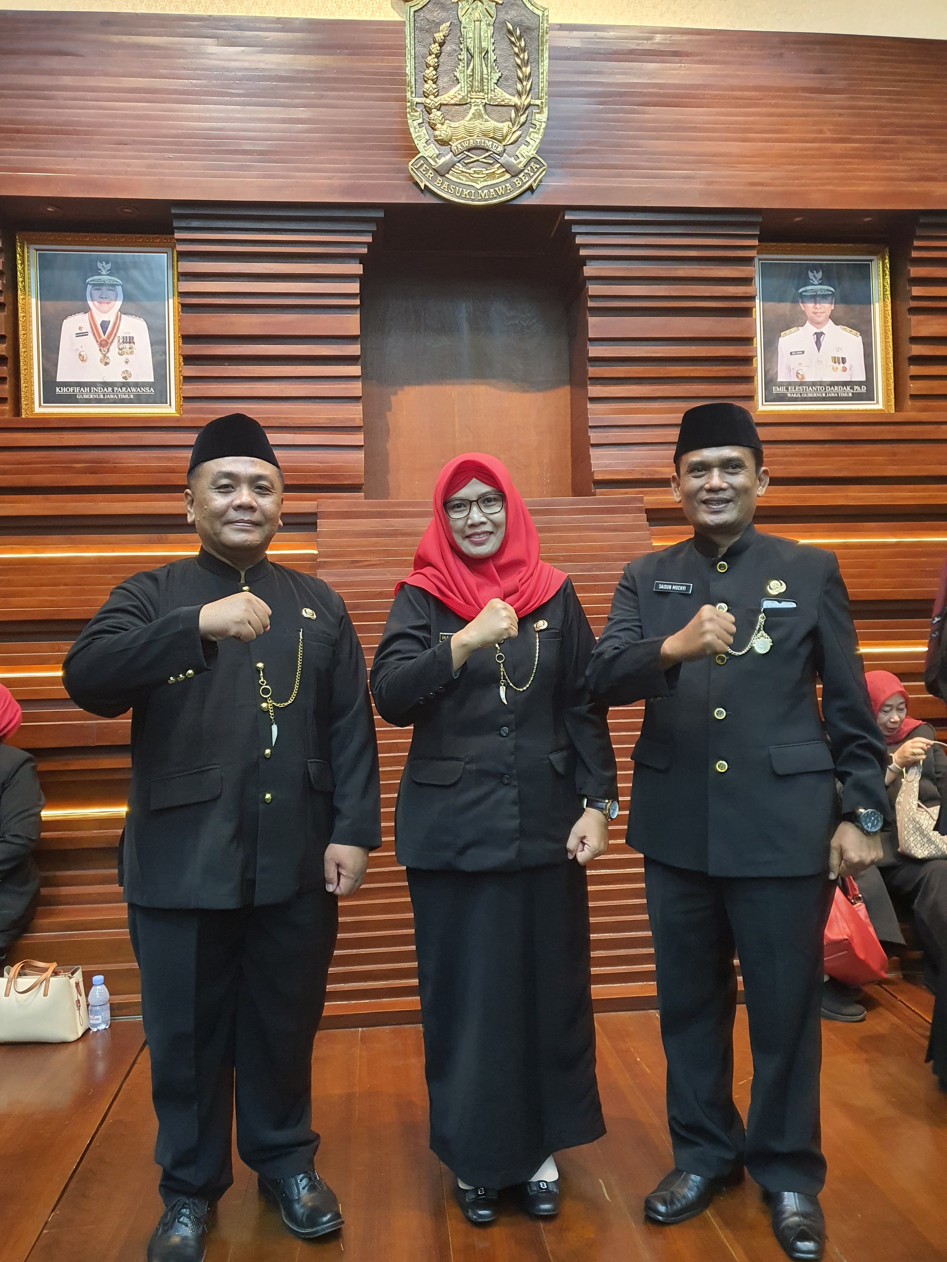 Dari kiri, Didik Agus Pramono dan Ika Fariana Afan yang promosi serta Saidun yang dimutasi usai dilantik di Surabaya, Senin (24/11) malam.