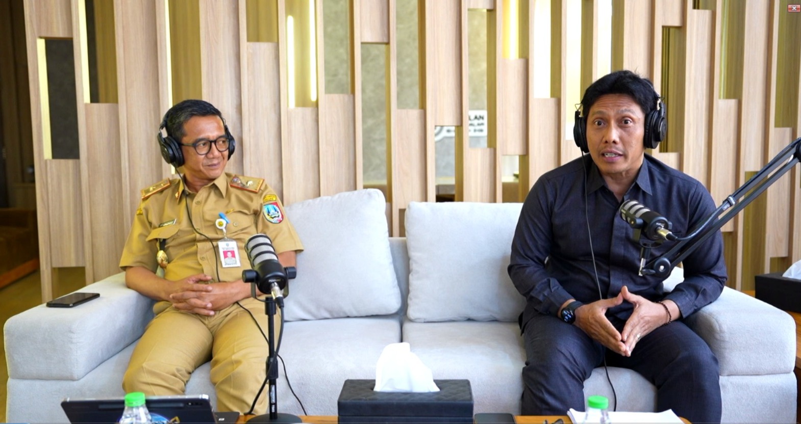 Anggota Komisi C DPRD Jombang, Syaifullah, bersama Kepala Dinas PUPR, Bayu Pancoradi, membahas infrastruktur, Senin (24/11).