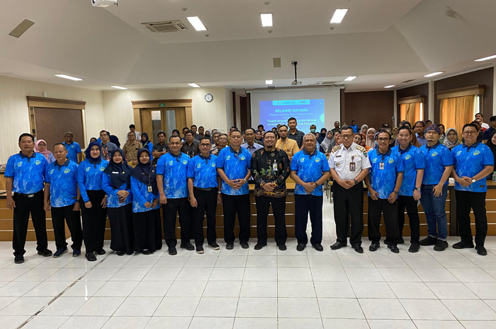 KOMPAK: Direktur RSUD Jombang dr Pudji Umbaran bersama Kepala Kantor BPJS Ketenagakerjaan Cabang Jombang, Ibrahim Hadi Wibowo, (26/11).
