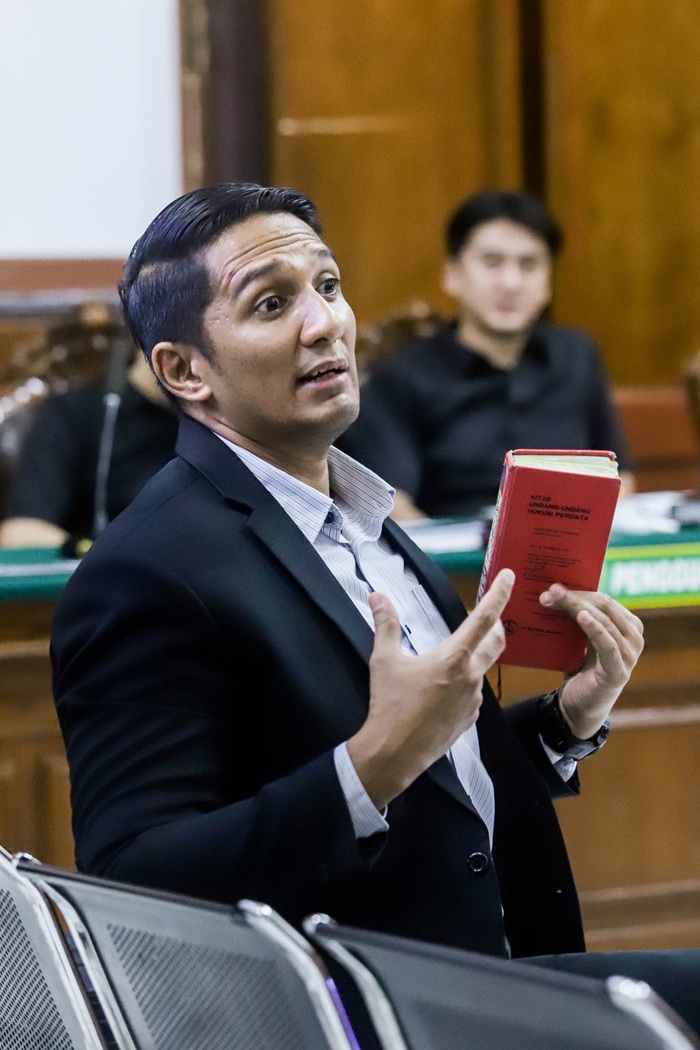 Doktor Ghansham Anand, ahli hukum perdata, dalam sidang di Pengadilan Negeri Surabaya, Rabu (26/11).