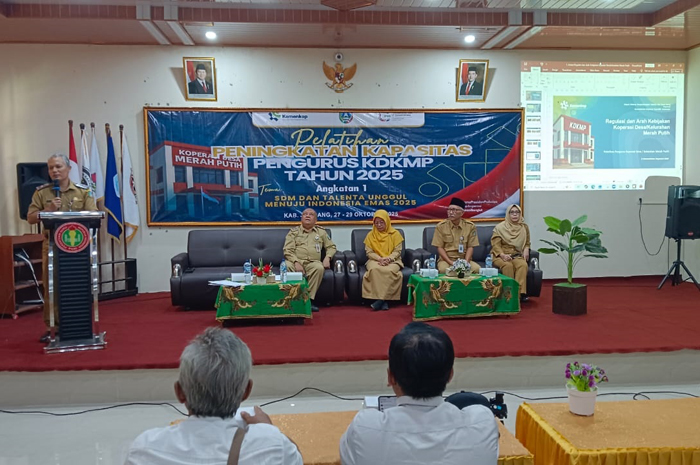 INOVASI: Kepala Dinas Koperasi dan Usaha Mikro Kabupaten Jombang, Hari Purnomo, memberi arahan kepada peserta pelatihan di Gedung Pertemuan PGRI Jombang, (27/10).