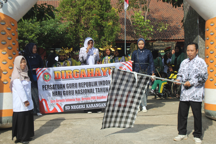 KREATIF: Pemberangkatan pawai SDN Karangan 2 Kecamatan Bareng oleh Ketua PC PGRI Kecamatan Bareng, Abd Fattah, dan Pengawas SD Kecamatan Bareng, Ninik Em Wachyuni, Rabu (26/11).