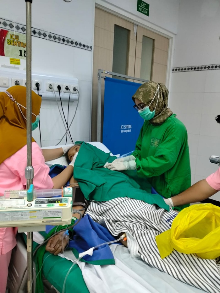 RAMAH: Dokter Spesialis Anestesi RSUD Jombang, dr Putri Rizkiya MKedKlin SpAn-TI Subsp TI (K), saat melayanani pasien.