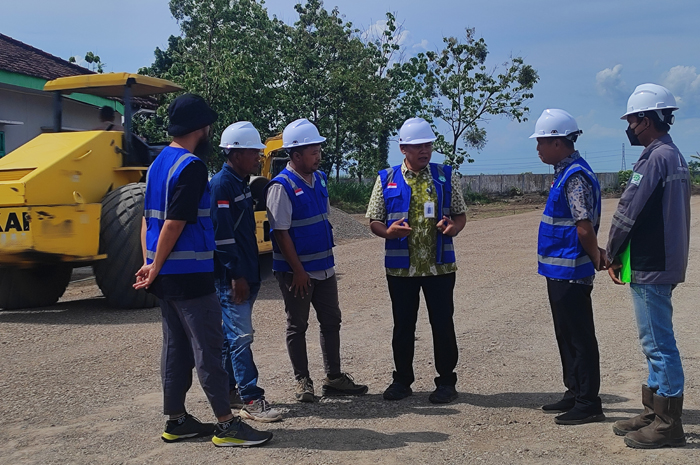 CEK LOKASI: Kepala Dishub Jombang, Sugianto (tengah) bersama PPK proyek meninjau lokasi, Kamis (27/11).