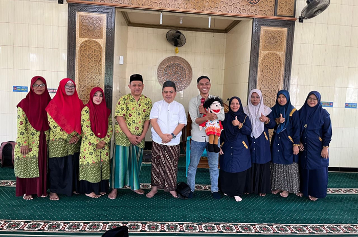 TELADAN: Wakil Ketua DPRD Jombang, HM Syarif Hidayatullah ST MMT (Gus Sentot), bersama guru TPQ Al Amin dan Al Faizin Jogoroto serta pendongeng Kak Zaki, Rabu (26/11).