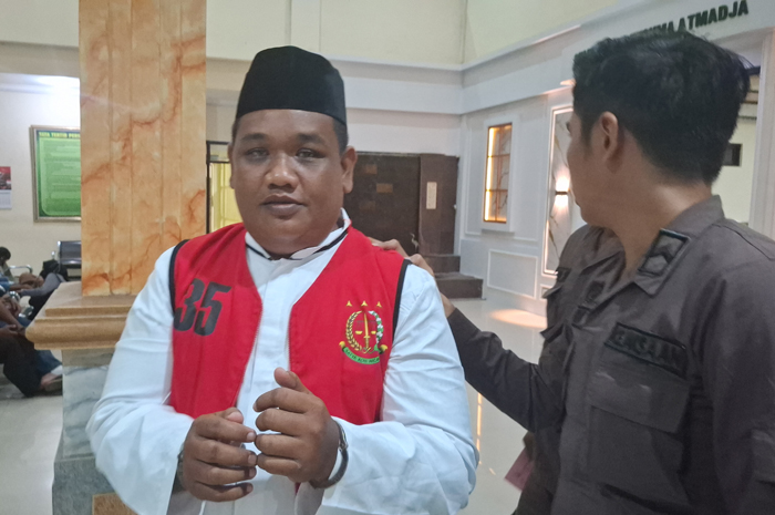 Taufan Bahari, pemilik warkop di Krian, Sidoarjo menjalani sidang di Pengadilan Negeri Jombang, (27/11).
