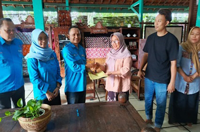 KREATIF: Tim PKM Unhasy Tebuireng menyerahkan teknologi listrik panel surya kepada Pesona Batik Jombang di Desa Jabon, Kecamatan Jombang.