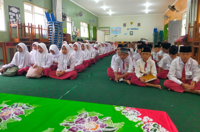 KHUSYUK: Siswa mengikuti munaqosah tahfiz juz 30 di Kecamatan Kesamben, Jombang.
