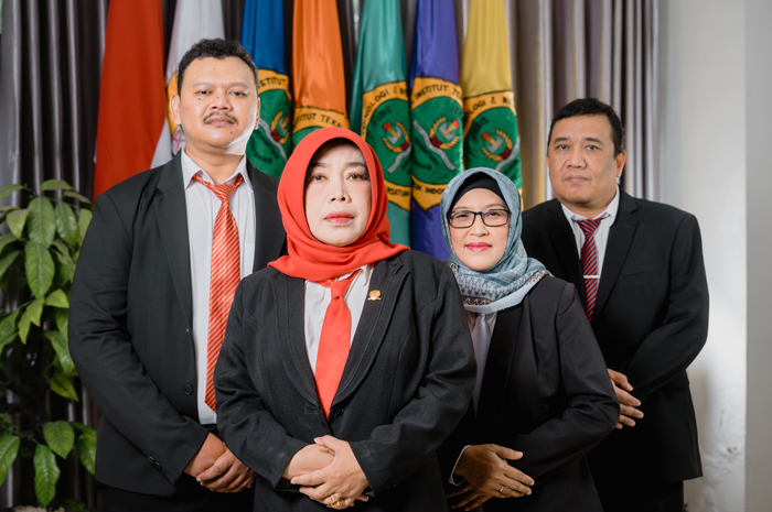 SINERGI: Rektor Itebis PGRI Dewantara Jombang, Dr Yuniep Mujati Suaidah MSi CRA saat yudisium wisuda XXIII 2025.