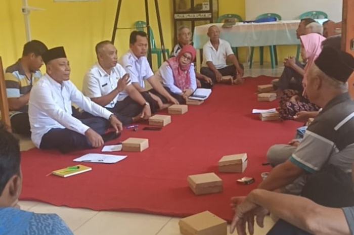 SINERGI: Kepala Desa Kedungturi Sugito saat memimpin musyawarah bersama Disperta Jombang di kantor Desa Kedungturi.