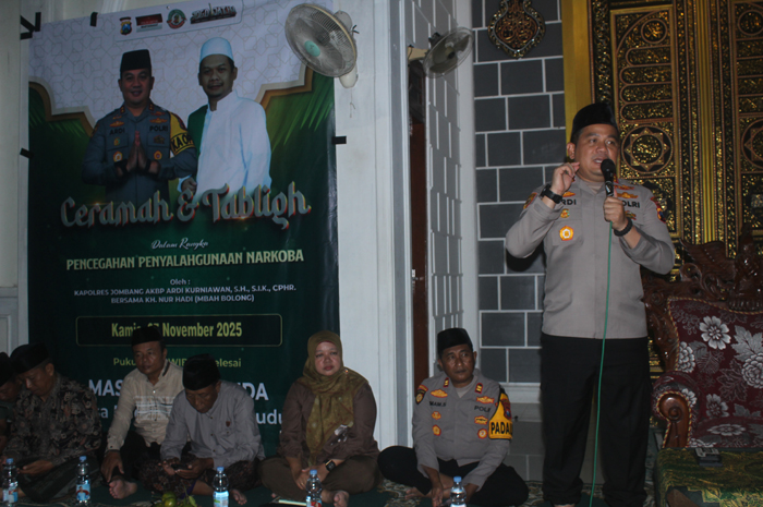 TEGAS: Kapolres Jombang, AKBP Ardi Kurniawan, saat menyampaikan bahaya narkoba di Masjid Nurul Huda Desa Kudubanjar Kecamatan Kudu, Kamis (27/11) malam.