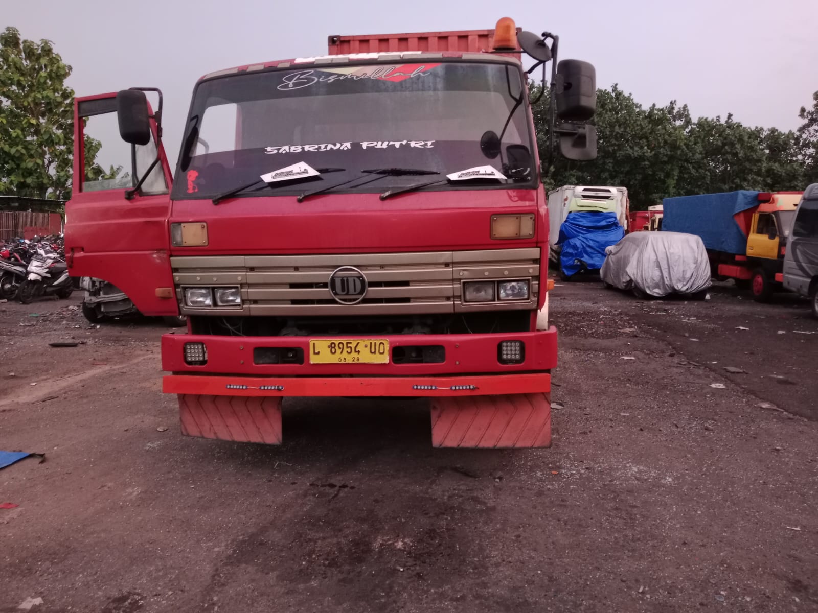 Kecelakaan melibatkan pengendara motor dan truk trailer terjadi di Jalan Prof. Dr. Nurcholish Madjid, Denanyar, Jombang.
