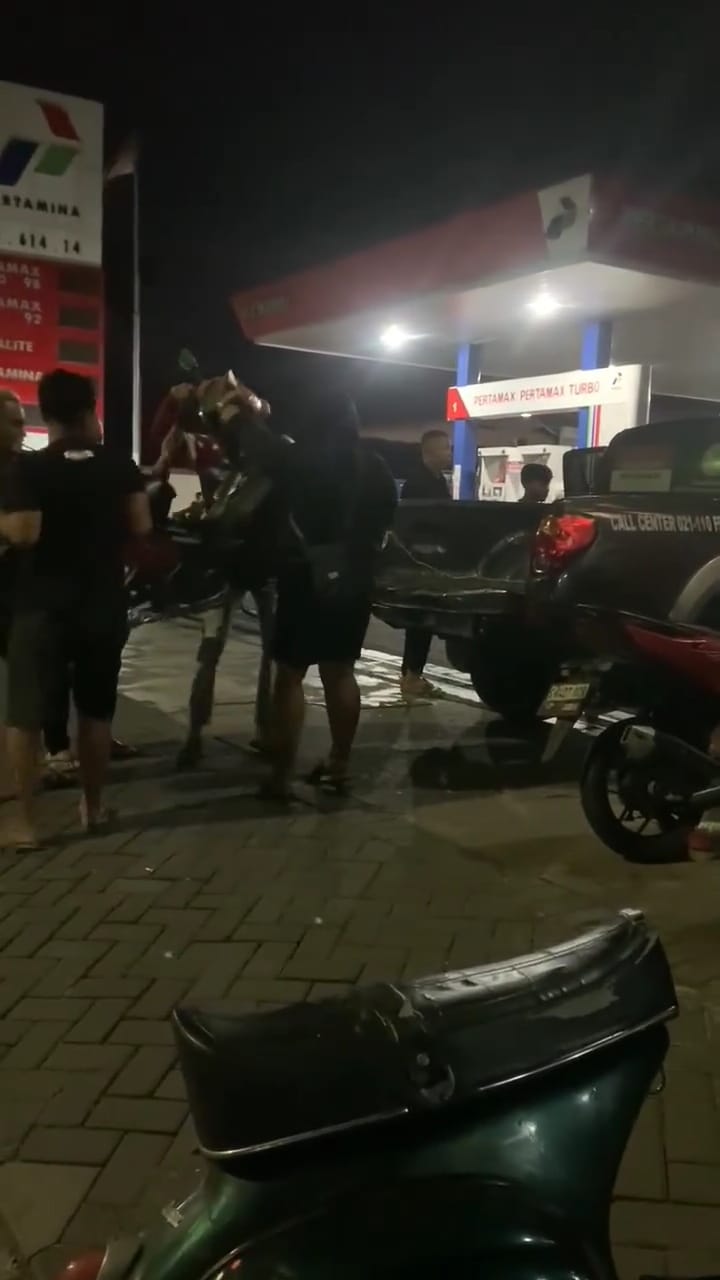 Puluhan remaja bermotor terlibat bentrok di Dusun Sugihwaras, Desa Bandung, Kecamatan Diwek, pada Jumat (28/11) dini hari.