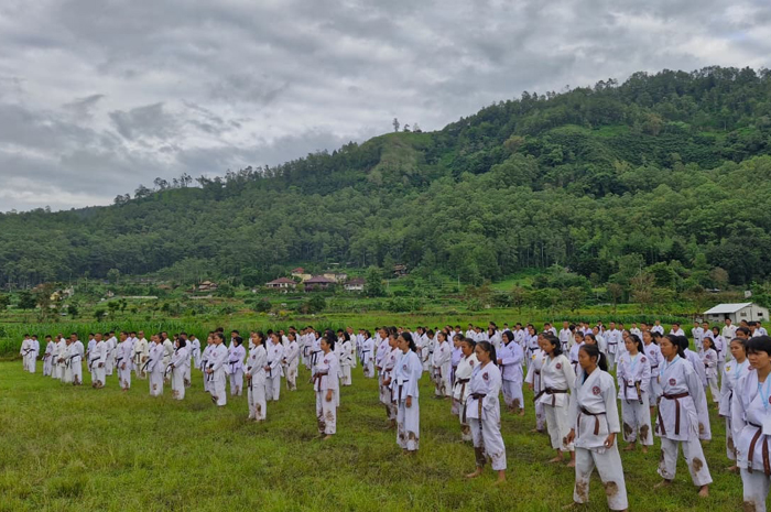 TANGGUH: Para karateka Inkanas Jombang saat mengikuti ujian ujian DAN di Batu (20/11).