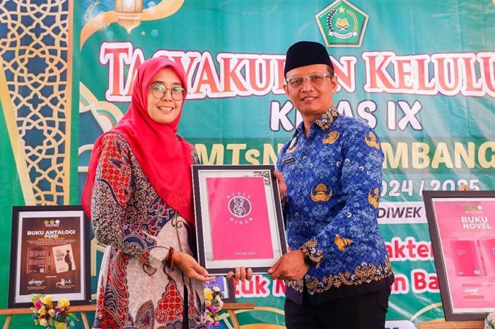 KREATIF: Guru Bahasa Inggris MTsN 15 Jombang, Ni&rsquo;matuz Zahroh menerima penghargaan.