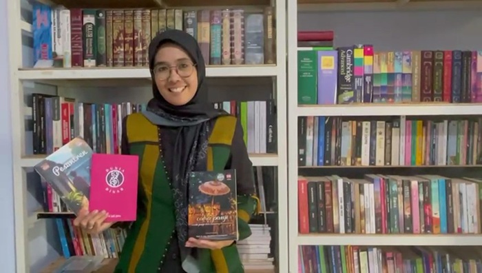 KREATIF: Guru Bahasa Inggris MTsN 15 Jombang, Ni&rsquo;matuz Zahroh, menunjukkan salah satu buku karyanya.