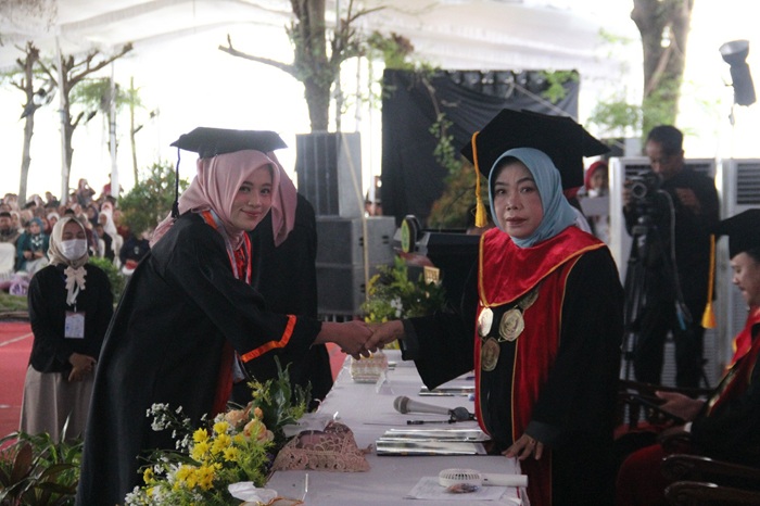 SELAMAT: Rektor ITEBIS PGRI Dewantara Jombang, Dr Yuniep Mujati Suaidah MSi CRA, memimpin proses wisuda mahasiswa, (29/11).