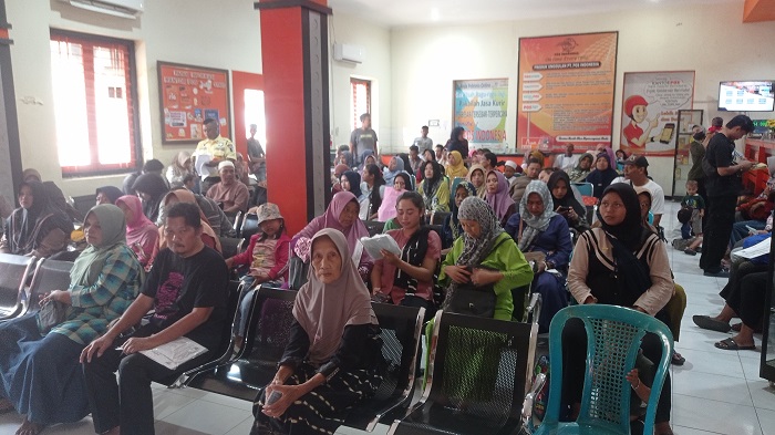 ANTRE: Warga mengantre untuk menerima BLTS Kesra di Kantor Pos Jombang Jl KH Wahid Hasyim.