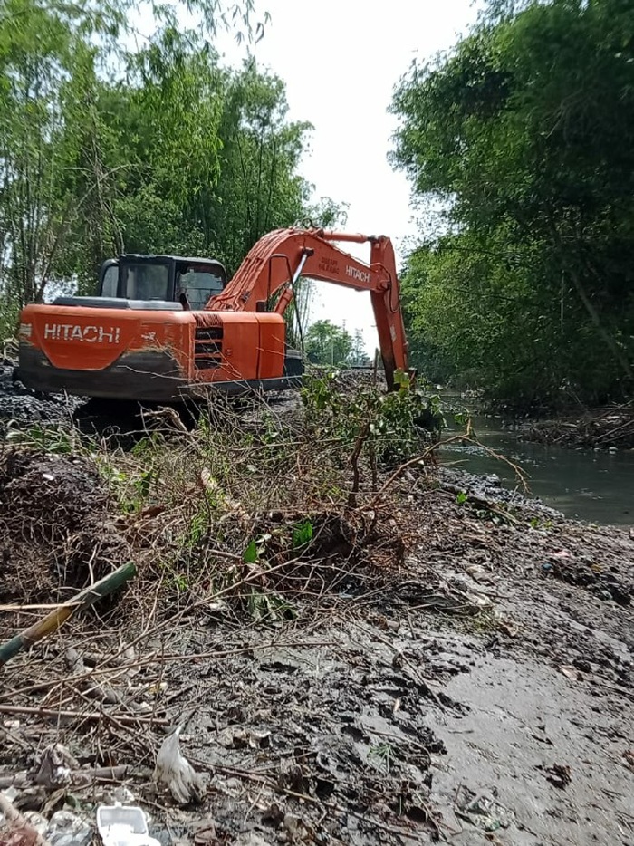 CEGAH BANJIR: Alat berat menormalisasi saluran buang di Desa Pojokkulon, Kecamatan Kesamben, Jombang.