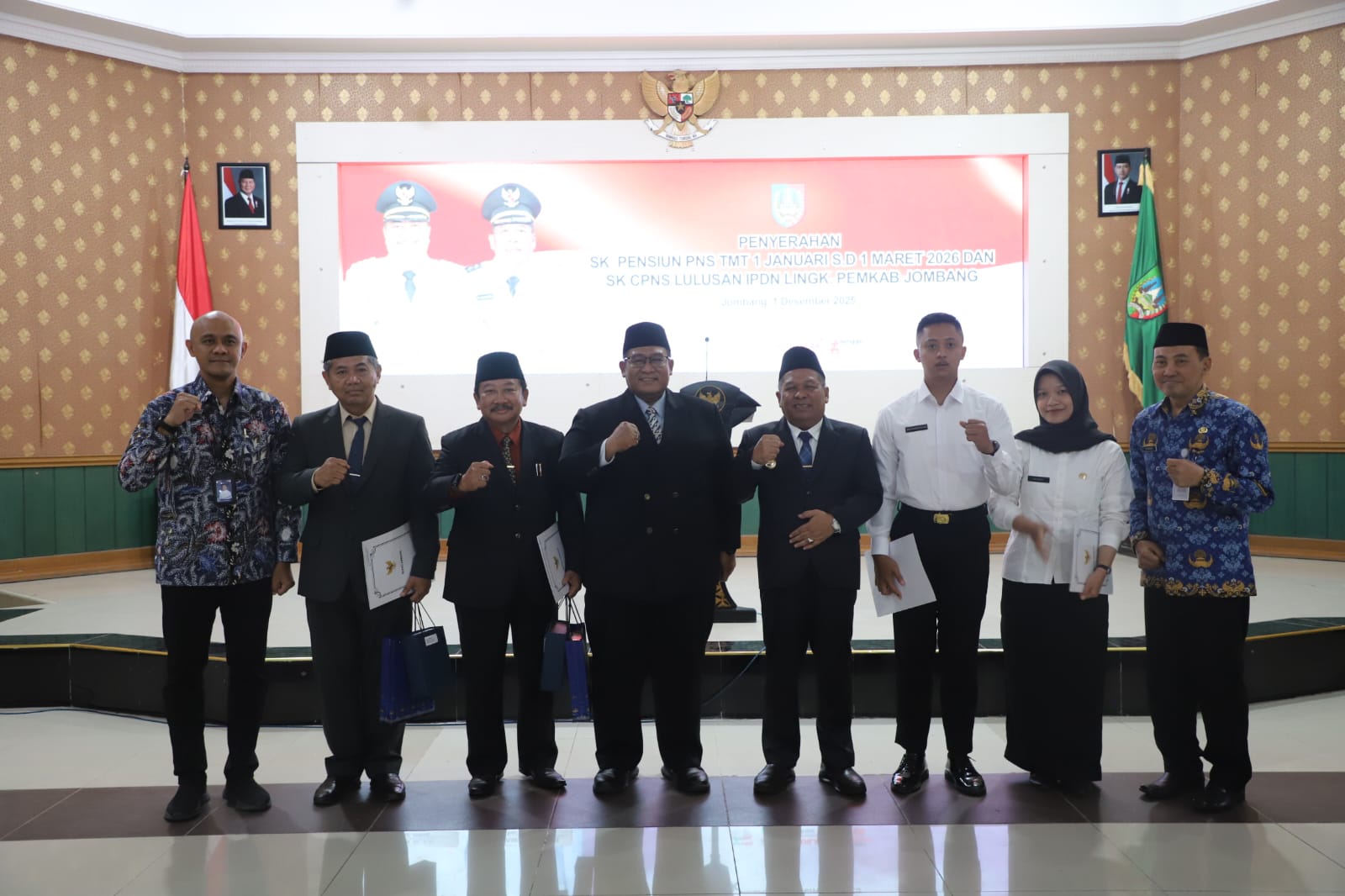 BKPSDM Jombang menyerahkan SK purnatugas kepada 80 Pegawai Negeri Sipil (PNS) serta SK pengangkatan CPNS lulusan IPDN, di Ruang Bung Tomo kantor Pemkab Jombang, Senin (1/12).