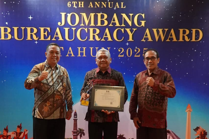 KOMPAK: Direktur RSUD Jombang, dr Pudji Umbaran M.KP bersama pimpinan RSUD menerima penghargaan ajang 6th Annual Jombang Bureaucracy Awards Tahun 2025 di Ballroom Mercure Surabaya Grand Mirama.