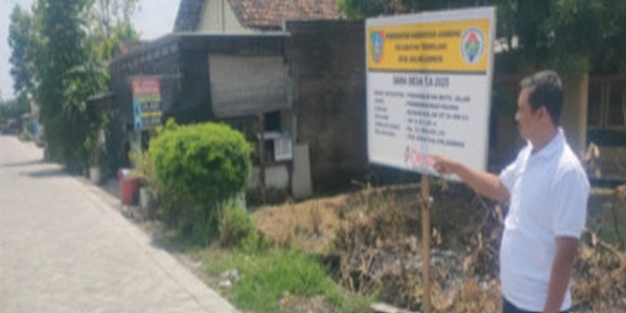DUKUNG MOBILITAS WARGA: Muhammad Irvan Yunaidi Kaur Perencanaan Desa Kalikejambon menunjukkan lokasi pembangunan jalan lingkungan.
