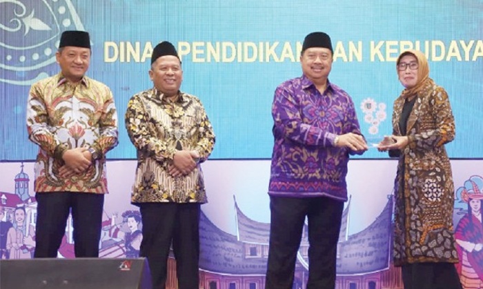 2.	SELAMAT: Wor Windari menerima penghargaan Best Achievement Reformasi Birokrasi 2025 dari Bupati Jombang, Warsubi, Jumat (28/11).
