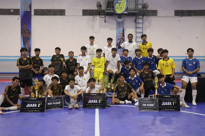 JAWARA: Tim juara dan peraih gelar individu turnamen futsal VOC 2025 di OFS Futsal Center, Desa Morosunggingan, Kecamatan Peterongan, Minggu (26/10).