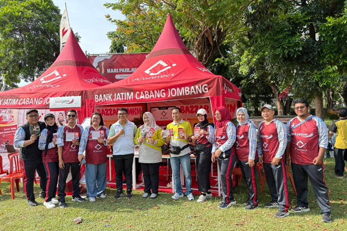 SUKSES: Head Operation Bank Jatim Cabang Jombang Mas Jaya (rompi putih) bersama Plt Kepala Cabang Dinas Pendidikan Jombang Pinky Hidayati mengikuti Jalan Sehat memperingati Hari Guru Nasional.