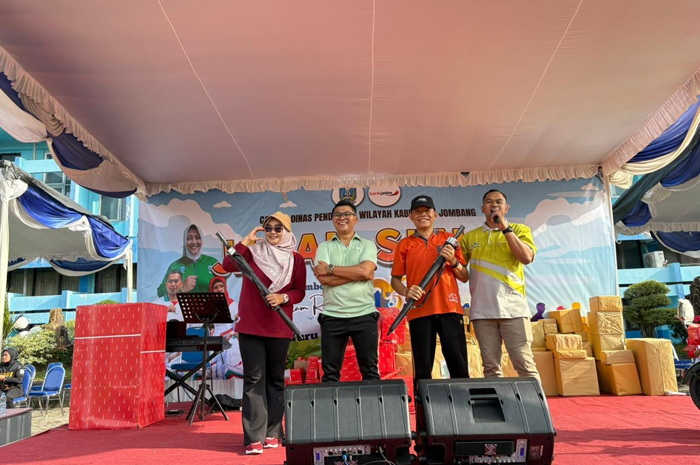 KOMPAK: Head Operation Bank Jatim Cabang Jombang Mas Jaya dalam peringatan HGN di SMAN 3 Jombang.