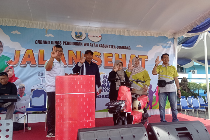 SELAMAT: Plt Kepala Cabang Dinas Pendidikan Wilayah Jombang Pinky Hidayati bersama pemenang undian hadiah utama sepeda listrik dan lemari es.