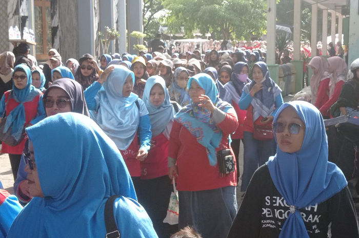 SEMANGAT: Guru TK yang tergabung dalam IGTKI PGRI Jombang mengikuti jalan sehat merayakan HGN.