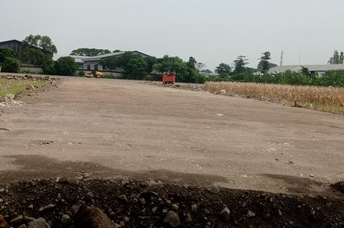 DIURUK: Lahan esk Terminal Barang di Desa Tunggorono, Kecamatan Jombang dipadatkan untuk pembangunan Sekolah Rakyat.