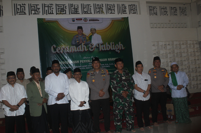 KOMPAK: Mbah Bolong, Kiai Mudzakkir, Kompol Yanuar, Staf Ahli Sudiro Setiono, Kepala Disnak M Saleh, Camat Bareng Usman, Danramil Kapten M Usman dan Kapolsek AKP Mustoib, Sabtu (29/11).