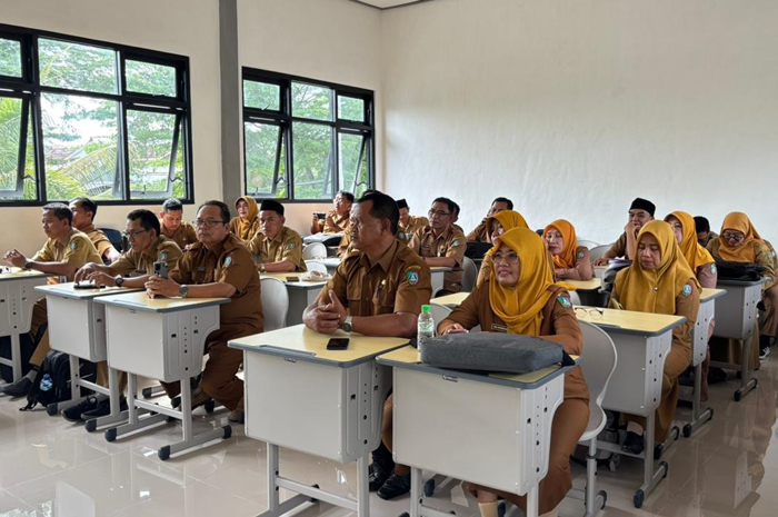 SERIUS: Pembinaan kepala sekolah di Aula Terbuka Dinas P dan K Jombang.
