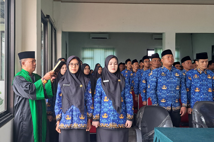 SENANG: PPPK yang menerima SK di Aula Al-Muhajirin Kemenag Jombang, Kamis (27/11).