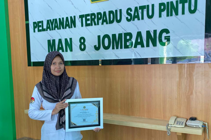 Nining Nur Amalah, S.Pd Guru Tata Boga MAN 8 Jombang saat menunjukkan piagamnya