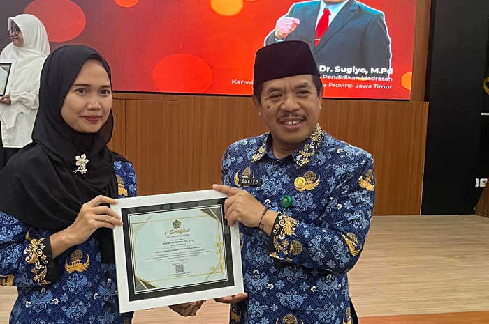 Nining Nur Amalah, S.Pd Guru Tata Boga MAN 8 Jombang menerima penghargaan dari Dr sugio M.Pd Kabag Penma Kemenag Jatim, (1/12)