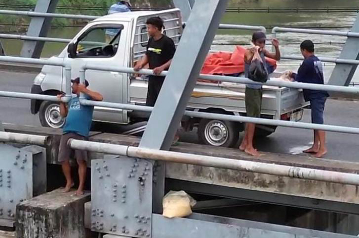 Aksi sejumlah orang membuang limbah seenaknya di sungai brantas terekam kamera warga