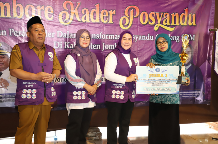 M Salmanuddin Yazid. Ketua Tim Pembina Posyandu Kabupaten Jombang, Yuliati Nugrahani Warsubi bersama kader posyandu