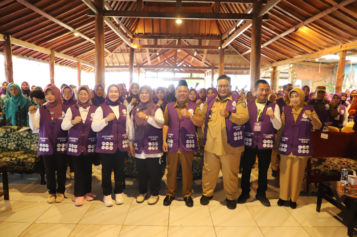 Seluruh tim pembina posyandu s- Kabupaten Jombang di Wonosalam, Selasa (2/12).