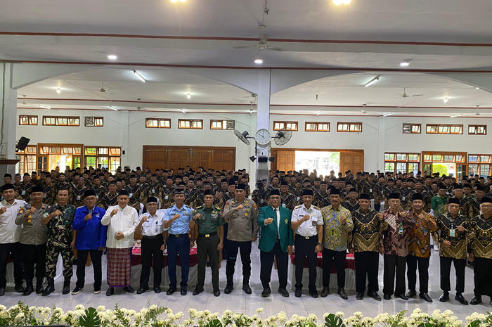 1.	SINERGI: Ketua DPW LDII Jawa Timur, Ir H Moch Amrodji Konawi, didampingi Ketua DPD LDII Jombang, Drs Widodo MSi MPd, bersama tamu undangan di Aula Ponpes Gadingmangu, Kecamatan Perak, Rabu (3/12).