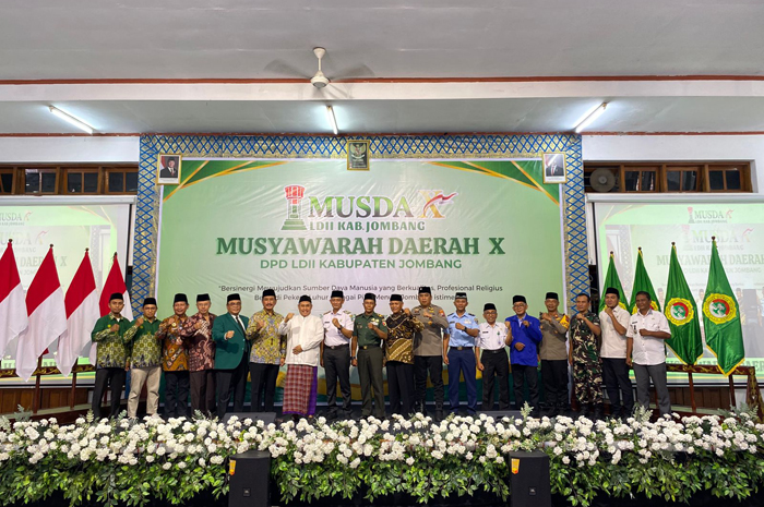SINERGI: Ketua DPW LDII Jawa Timur, Ir H Moch Amrodji Konawi, didampingi Ketua DPD LDII Jombang, Drs Widodo MSi MPd, bersama tamu undangan di Aula Ponpes Gadingmangu, Kecamatan Perak, Rabu (3/12).